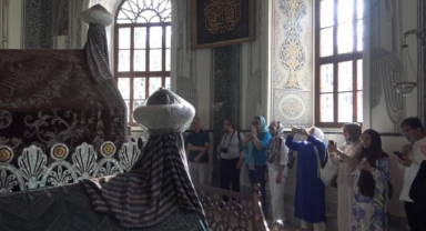 Sultan 2. Mahmut'un torunu ecdadının kabri başında dua etti