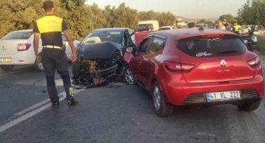 Virajı alamayan otomobil iki araca birden çarptı