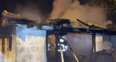 Yayla evine yıldırım düştü