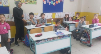 Bahçeden toplanan meyveler öğrencilere dağıtıldı