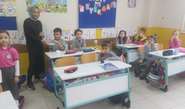 Bahçeden toplanan meyveler öğrencilere dağıtıldı