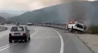 Bariyerlere giren otomobil alev alev yandı