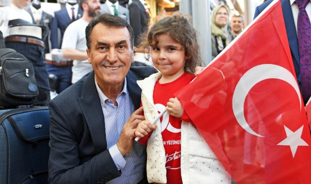Başkan Dündar'dan çarşı esnafına Türk Bayrağı