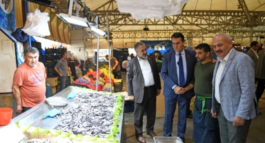 Başkan Dündar, güne pazarcı esnafı ile başladı