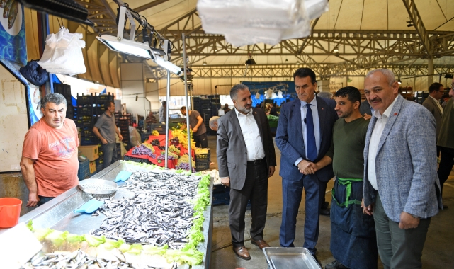 Başkan Dündar, güne pazarcı esnafı ile başladı