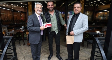 Başkanlardan esnafa Atatürk posteri ve Türk bayrağı