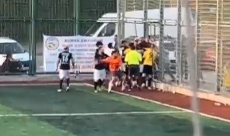 Boks ringi değil halı saha!