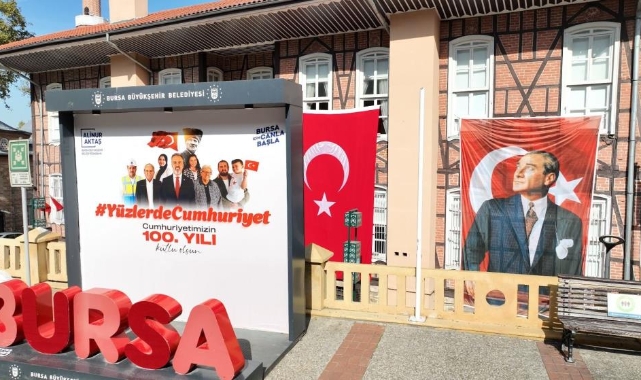 Bursa kırmızı-beyaza büründü