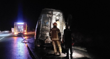 Çıkan yangında kargo aracı hurdaya döndü