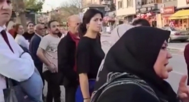 ‘Çok konuşuyorsunuz’ diyerek yolcuları indirdi