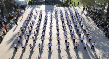 Cumhuriyetin 100’üncü yılında 100 kişi zeybek oynadı