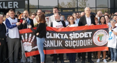 Darp edilen doktor için toplandılar
