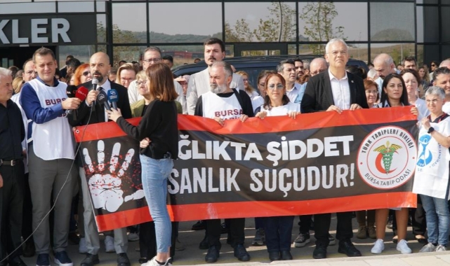 Darp edilen doktor için toplandılar