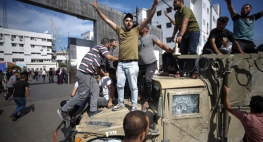 El Kassam Tugayları, İsrail askerlerini esir alıp tankları ele geçirdi