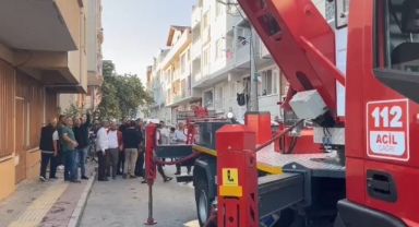Evin çatısında başlayan yangın yan binaya sıçradı