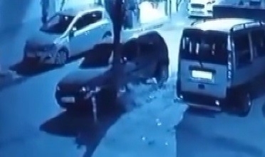 Evin önünde araç lastiğini ateşe verdi