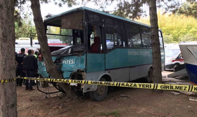 Freni patlayan midibüs 2 aracı biçip parka daldı: 1 ölü, 27 yaralı
