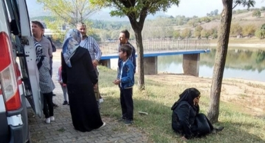 Gölete düşen çocukları babaları kurtardı