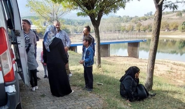 Gölete düşen çocukları babaları kurtardı