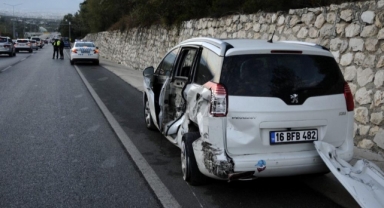 Hızla ilerleyen lüks cip önündeki araca çarptı
