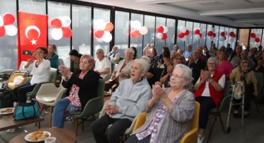 Huzurevinde Cumhuriyet coşkusu