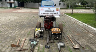 Kaçak kazı yapan şüphelilere jandarma baskını
