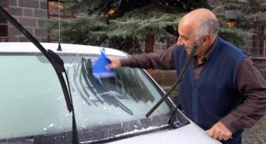 Kars eksi 5 dereceyi gördü, camlar buz tuttu