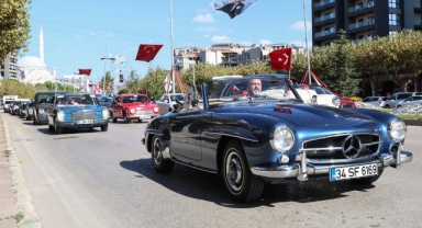 Klasik otomobiller, kız çocukları için yola çıktı