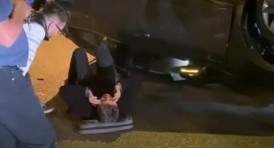Kontrolden çıkan polis, otomobiliyle takla attı