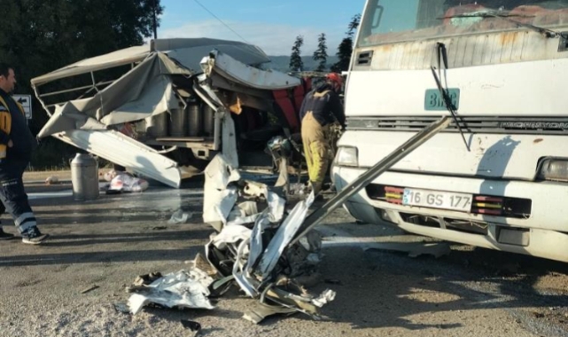 Mustafakemalpaşa'da feci kaza: 1 ölü, 5 yaralı