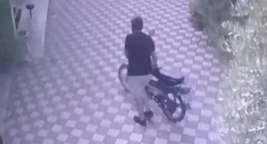 Namaz kılma bahanesiyle imamın motosikletini çaldı