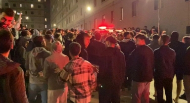 Öğrenciler, yurt yemeklerini protesto etti