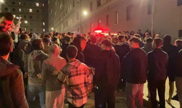 Öğrenciler, yurt yemeklerini protesto etti