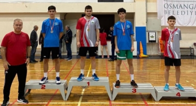 Osmangazi Badminton takımının şampiyonluk sevinci