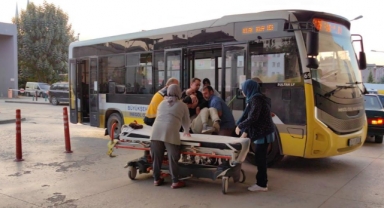 Otobüs şoförü fenalaşan adamı hastaneye götürdü