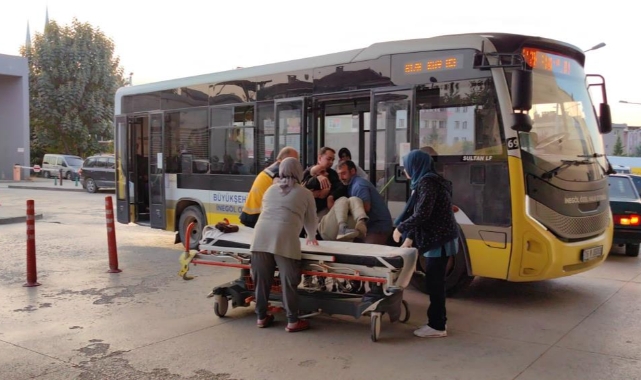 Otobüs şoförü fenalaşan adamı hastaneye götürdü