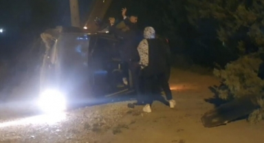 Otomobil ağaca çarpıp devrildi