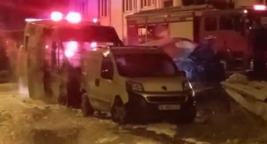 Servis minibüsü alev alev yandı
