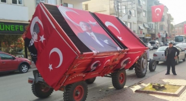 Traktörüyle Cumhuriyet kutlamalarına damga vurdu