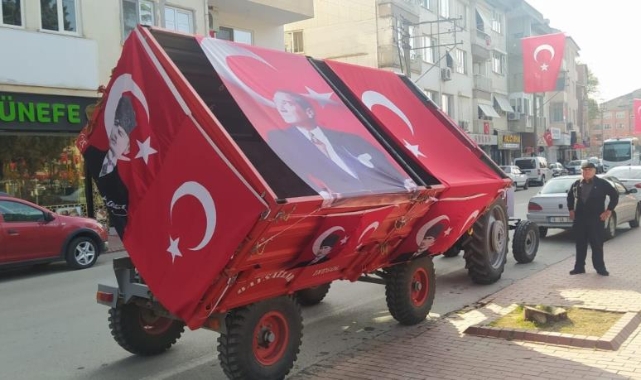 Traktörüyle Cumhuriyet kutlamalarına damga vurdu