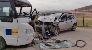 Yolcu dolu minibüs ciple çarpıştı: 11 yaralı