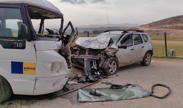 Yolcu dolu minibüs ciple çarpıştı: 11 yaralı
