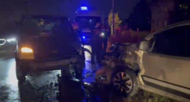 2 araç kafa kafaya çarpıştı, 3 kişi yaralandı