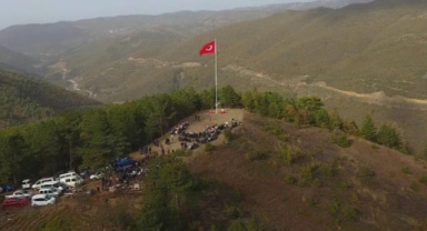 3 Yılda biriktirdiler 23 metre uzunluğunda bayrak diktiler