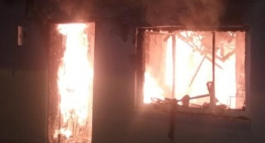 Alevler 2 evi kullanılmaz hale getirdi