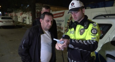 Alkollü yakalandı, polis ekiplerine iş öğretmeye kalktı