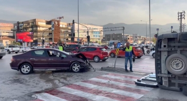 Ambulans kaza yaptı:1’i sağlık personeli 3 yaralı