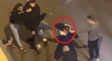 Biri sopayla, diğeri uçan tekmeyle darp etti