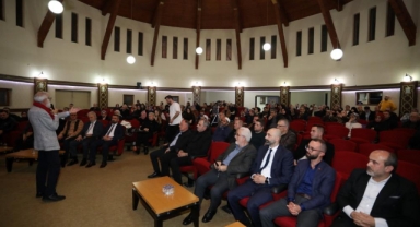 “Bosna’dan Filistin’e, insanlık yeni bir dönüşümün şafağında” söyleşisi İnegöl’de yapıldı