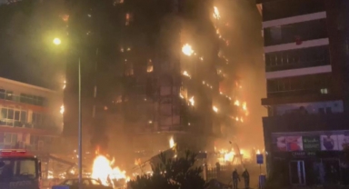 Bursa'da 10 katlı iş merkezi alev alev yandı